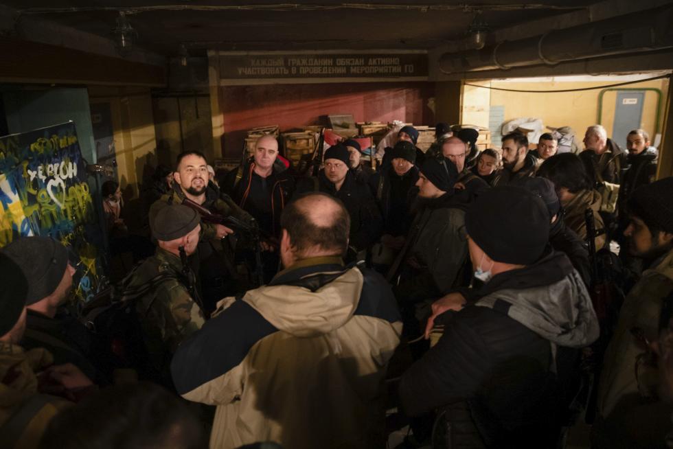 Reparto de armas entre la defensa civil en Kiev.