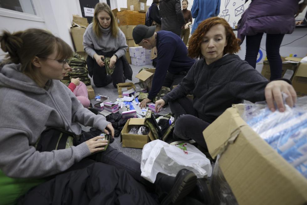 Voluntarios ucranianos preparan kits de primeros auxilios para su ejército.