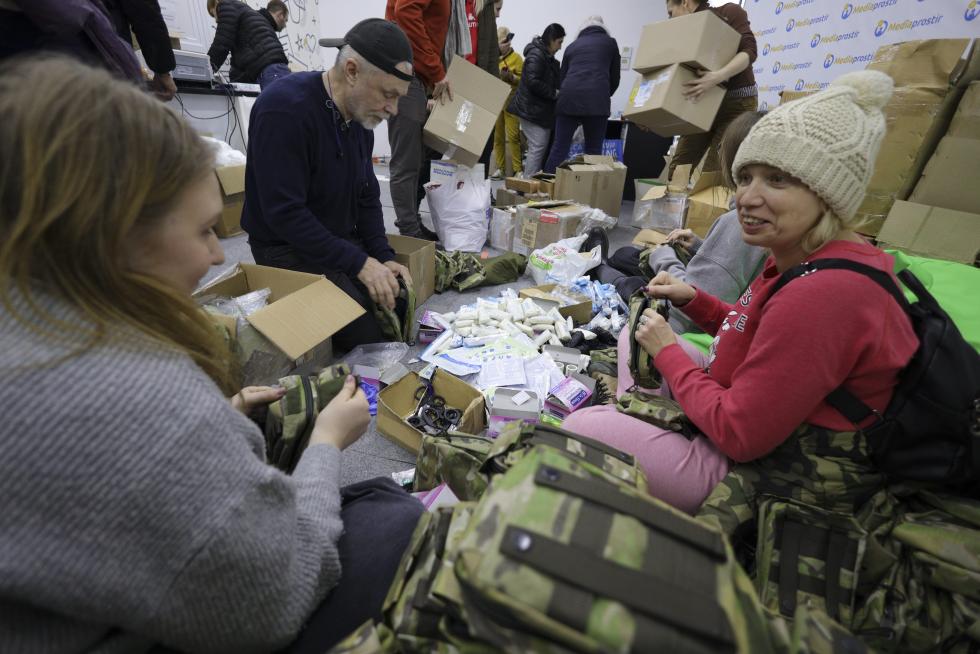 Voluntarios ucranianos preparan kits de primeros auxilios para su ejército.