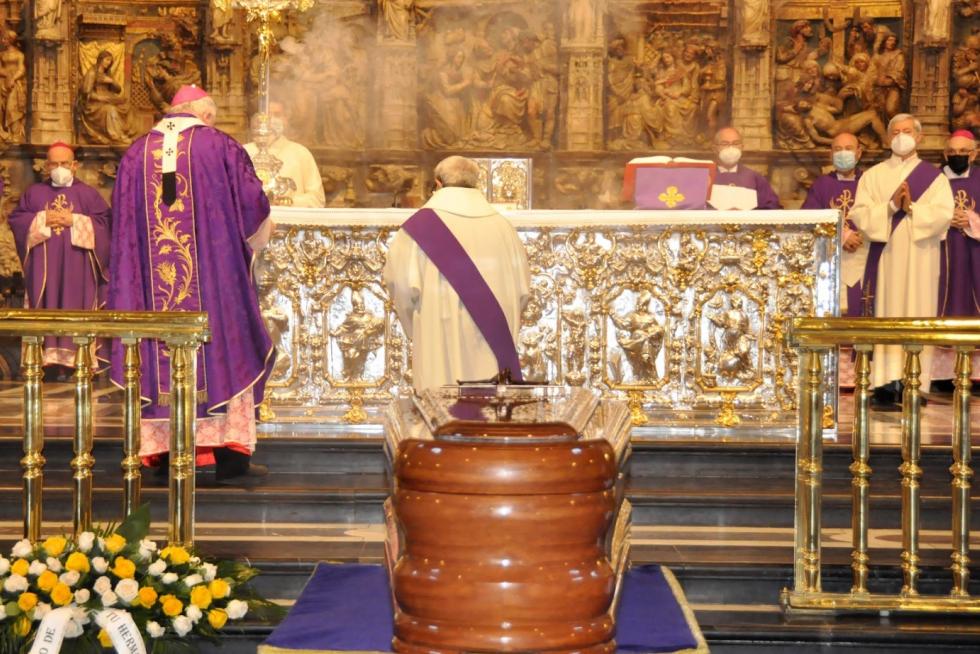 Escribano despide a Carmelo Borobia, 