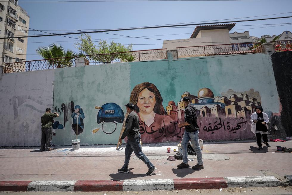 Gaza (-), 12/05/2022.- Palestinian artists paint a mural for Al Jazeera journalist Shireen Abu Akleh in Gaza City, 12 May 2022. According to the Palestinian health ministry, Al Jazeera journalist Shireen Abu Akleh was shot and killed on 11 May 2022 by Israeli forces during an Israeli raid in the West Bank town of Jenin. EFE/EPA/MOHAMMED SABER
MIDEAST PALESTINIANS SHIREEN ABU AKLEH MURAL