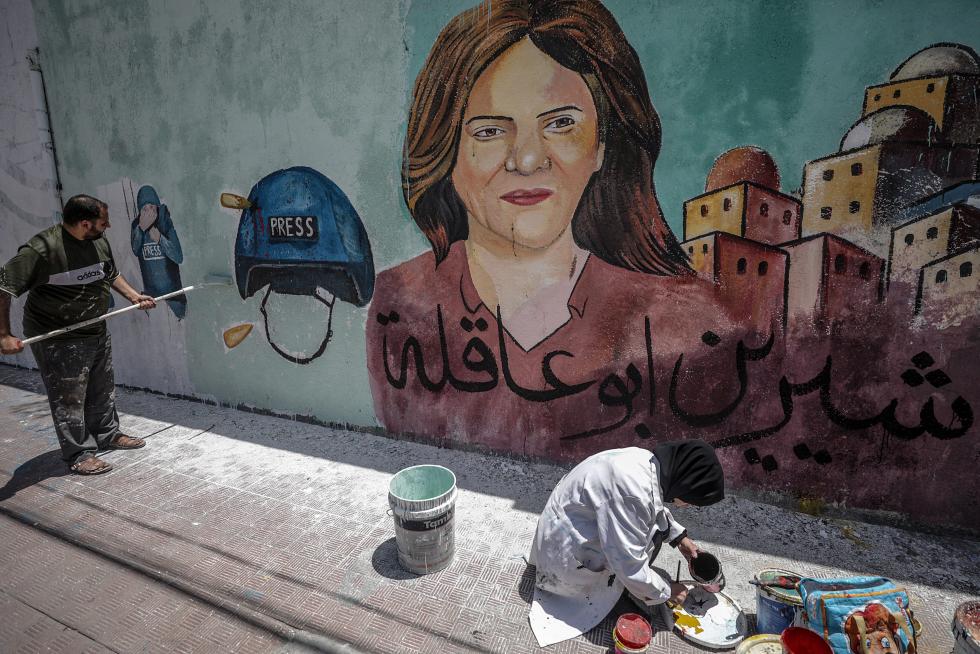 Gaza (-), 12/05/2022.- Palestinian artists paint a mural for Al Jazeera journalist Shireen Abu Akleh in Gaza City, 12 May 2022. According to the Palestinian health ministry, Al Jazeera journalist Shireen Abu Akleh was shot and killed on 11 May 2022 by Israeli forces during an Israeli raid in the West Bank town of Jenin. EFE/EPA/MOHAMMED SABER
MIDEAST PALESTINIANS SHIREEN ABU AKLEH MURAL