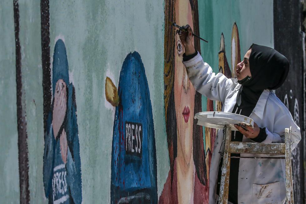 Gaza (-), 12/05/2022.- Palestinian artists paint a mural for Al Jazeera journalist Shireen Abu Akleh in Gaza City, 12 May 2022. According to the Palestinian health ministry, Al Jazeera journalist Shireen Abu Akleh was shot and killed on 11 May 2022 by Israeli forces during an Israeli raid in the West Bank town of Jenin. EFE/EPA/MOHAMMED SABER
MIDEAST PALESTINIANS SHIREEN ABU AKLEH MURAL