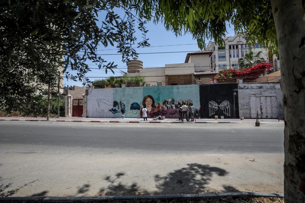 Gaza (-), 12/05/2022.- Palestinian artists paint a mural for Al Jazeera journalist Shireen Abu Akleh in Gaza City, 12 May 2022. According to the Palestinian health ministry, Al Jazeera journalist Shireen Abu Akleh was shot and killed on 11 May 2022 by Israeli forces during an Israeli raid in the West Bank town of Jenin. EFE/EPA/MOHAMMED SABER
MIDEAST PALESTINIANS SHIREEN ABU AKLEH MURAL