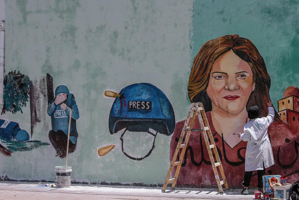 Gaza (-), 12/05/2022.- Palestinian artists paint a mural for Al Jazeera journalist Shireen Abu Akleh in Gaza City, 12 May 2022. According to the Palestinian health ministry, Al Jazeera journalist Shireen Abu Akleh was shot and killed on 11 May 2022 by Israeli forces during an Israeli raid in the West Bank town of Jenin. EFE/EPA/MOHAMMED SABER
MIDEAST PALESTINIANS SHIREEN ABU AKLEH MURAL