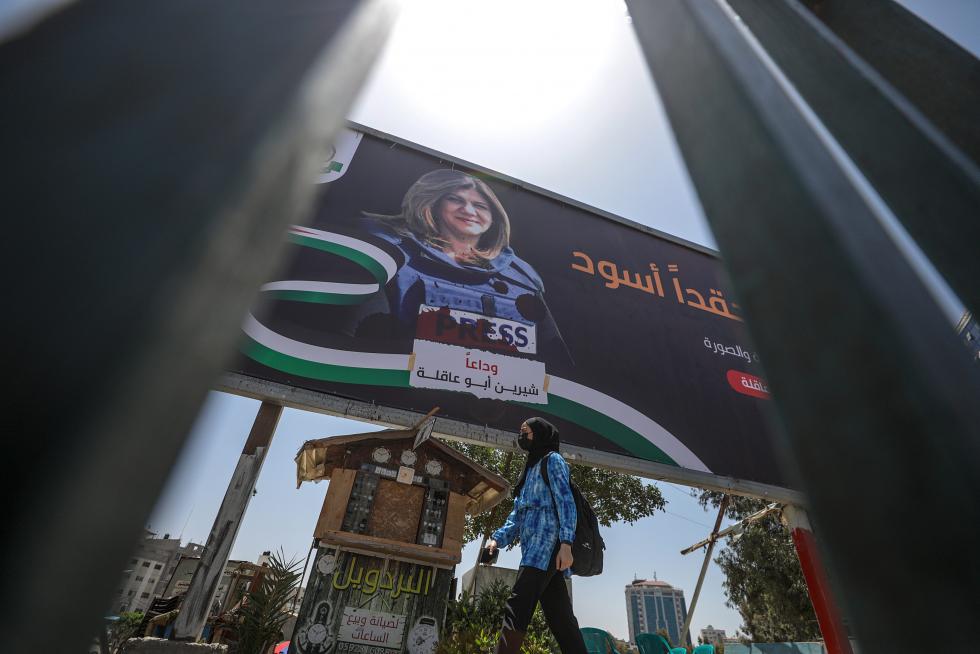 Gaza (-), 12/05/2022.- A large poster for Al Jazeera journalist Shireen Abu Akleh in Gaza City, 12 May 2022. According to the Palestinian health ministry, Al Jazeera journalist Shireen Abu Akleh was shot and killed on 11 May 2022 by Israeli forces during an Israeli raid in the West Bank town of Jenin. EFE/EPA/MOHAMMED SABER
MIDEAST PALESTINIANS SHIREEN ABU AKLEH