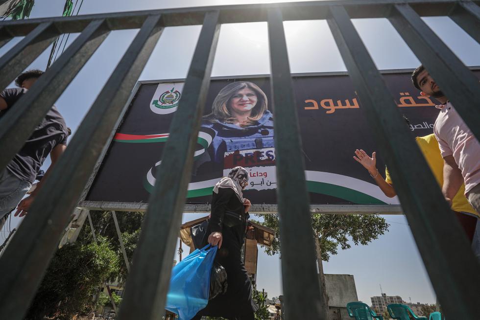Gaza (-), 12/05/2022.- Palestinians cross in front of a large poster for Al Jazeera journalist Shireen Abu Akleh in Gaza City, 12 May 2022. According to the Palestinian health ministry, Al Jazeera journalist Shireen Abu Akleh was shot and killed on 11 May 2022 by Israeli forces during an Israeli raid in the West Bank town of Jenin. EFE/EPA/MOHAMMED SABER
MIDEAST PALESTINIANS SHIREEN ABU AKLEH