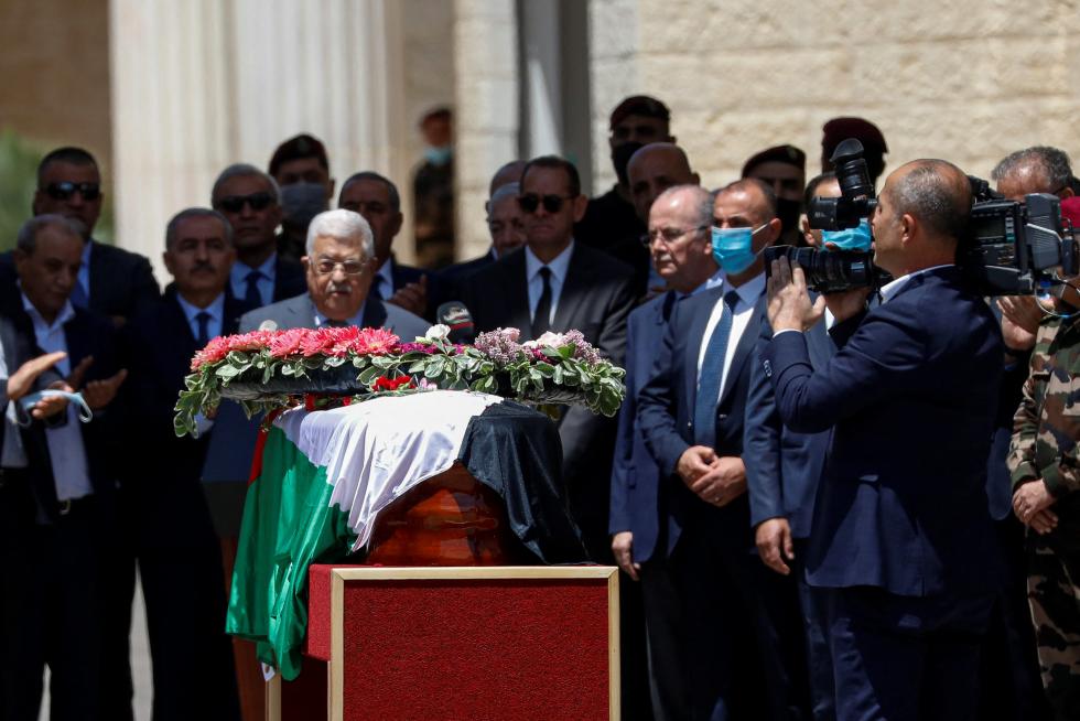 Palestinians bid farewell to Al Jazeera journalist Shireen Abu Akleh, who was killed during an Israeli raid, in Ramallah in the Israeli-occupied West Bank May 12, 2022. REUTERS/Mohamad Torokman ISRAEL-PALESTINIANS/JOURNALIST-FAREWELL