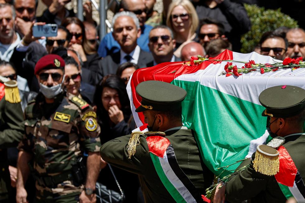 Palestinian President Mahmoud Abbas bids farewell to Al Jazeera journalist Shireen Abu Akleh, who was killed during an Israeli raid, in Ramallah in the Israeli-occupied West Bank May 12, 2022. REUTERS/Mohamad Torokman ISRAEL-PALESTINIANS/JOURNALIST-FAREWELL