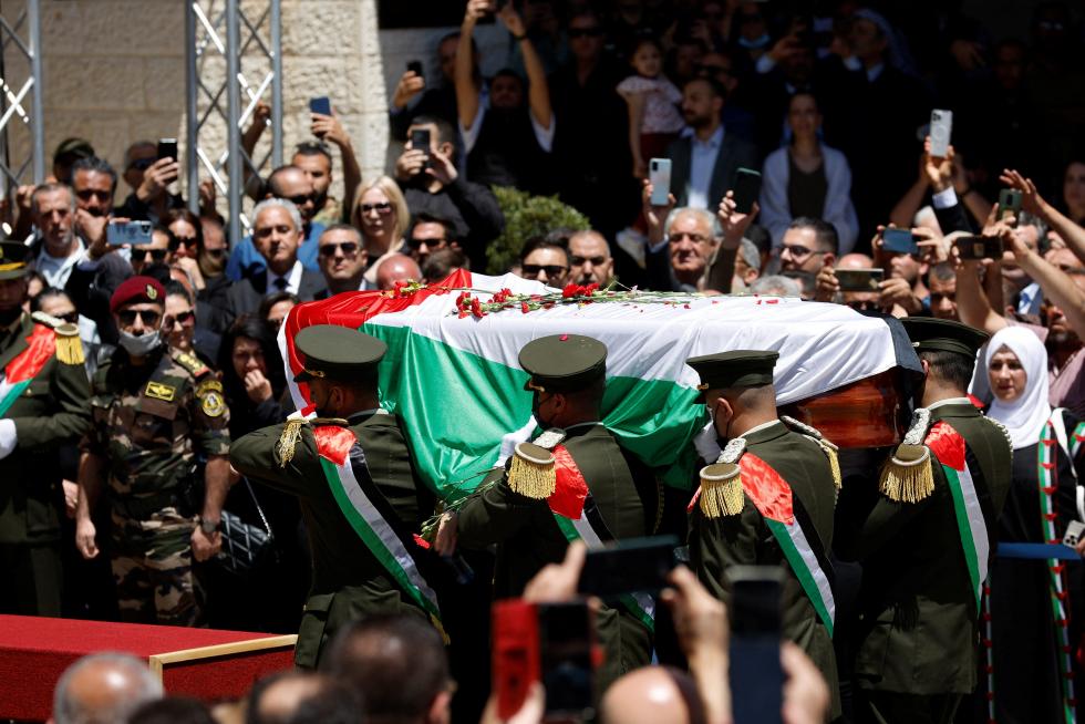 Palestinians bid farewell to Al Jazeera journalist Shireen Abu Akleh, who was killed during an Israeli raid, in Ramallah in the Israeli-occupied West Bank May 12, 2022. REUTERS/Mohamad Torokman REFILE - QUALITY REPEAT ISRAEL-PALESTINIANS/JOURNALIST-FAREWELL
