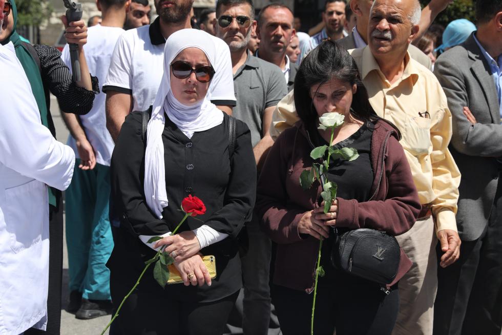 Honour guards carry the casket of Al Jazeera journalist Shireen Abu Akleh, who was killed during an Israeli raid, as Palestinians bid their farewell in Ramallah in the Israeli-occupied West Bank May 12, 2022. REUTERS/Mohamad Torokman TPX IMAGES OF THE DAY ISRAEL-PALESTINIANS/JOURNALIST-FAREWELL
