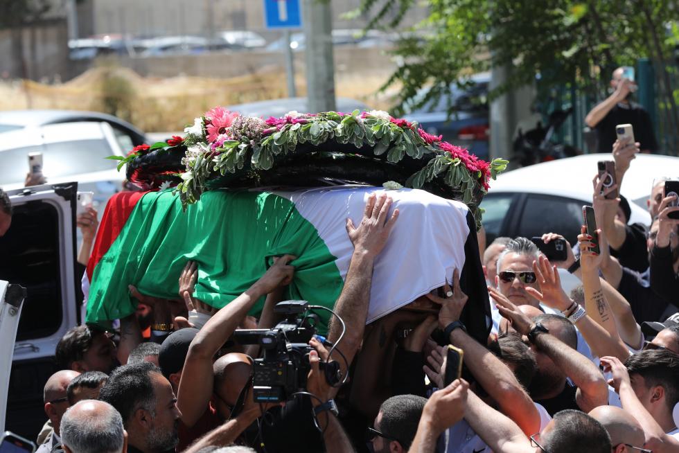 Honour guards carry the casket of Al Jazeera journalist Shireen Abu Akleh, who was killed during an Israeli raid, as Palestinians bid their farewell in Ramallah in the Israeli-occupied West Bank May 12, 2022. REUTERS/Mohamad Torokman TPX IMAGES OF THE DAY ISRAEL-PALESTINIANS/JOURNALIST-FAREWELL