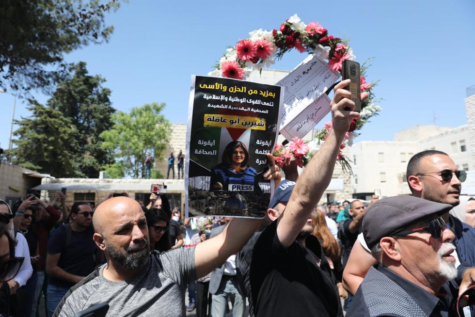 Honour guards carry the casket of Al Jazeera journalist Shireen Abu Akleh, who was killed during an Israeli raid, as Palestinians bid their farewell in Ramallah in the Israeli-occupied West Bank May 12, 2022. REUTERS/Mohamad Torokman TPX IMAGES OF THE DAY ISRAEL-PALESTINIANS/JOURNALIST-FAREWELL