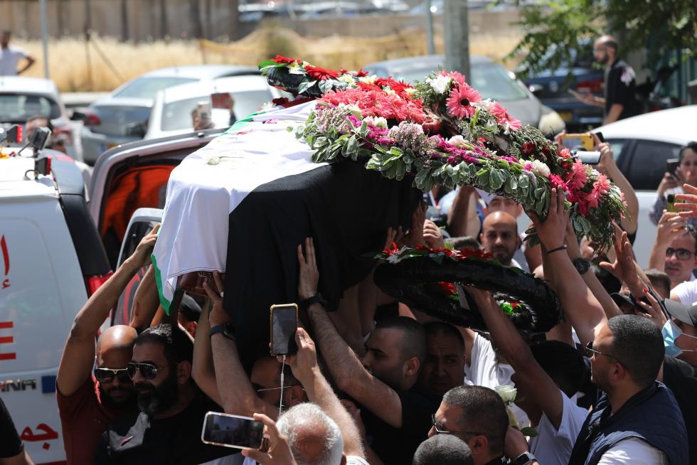Honour guards carry the casket of Al Jazeera journalist Shireen Abu Akleh, who was killed during an Israeli raid, as Palestinians bid their farewell in Ramallah in the Israeli-occupied West Bank May 12, 2022. REUTERS/Mohamad Torokman TPX IMAGES OF THE DAY ISRAEL-PALESTINIANS/JOURNALIST-FAREWELL