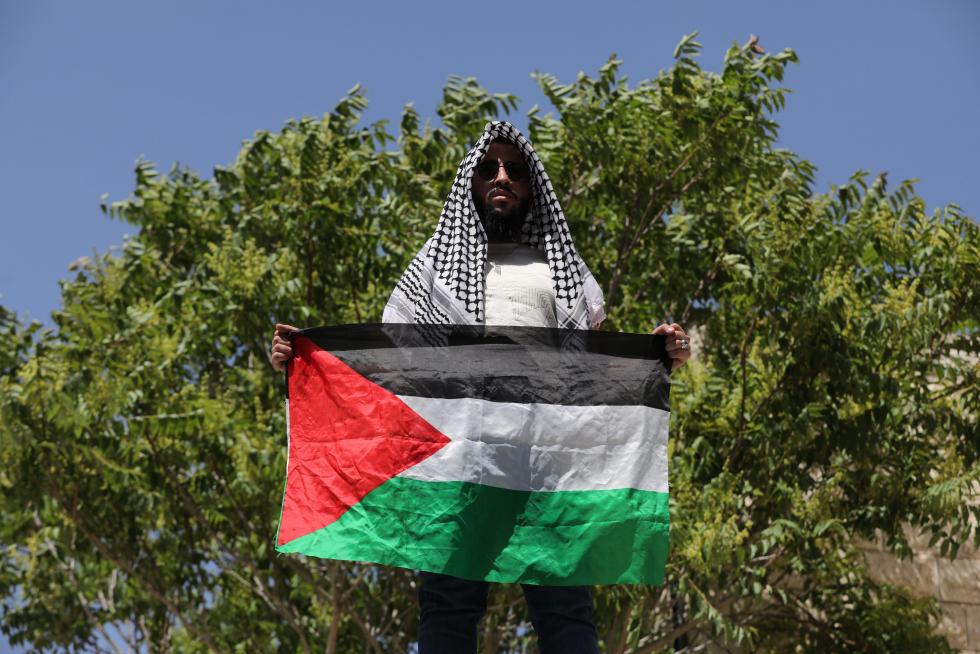 Honour guards carry the casket of Al Jazeera journalist Shireen Abu Akleh, who was killed during an Israeli raid, as Palestinians bid their farewell in Ramallah in the Israeli-occupied West Bank May 12, 2022. REUTERS/Mohamad Torokman TPX IMAGES OF THE DAY ISRAEL-PALESTINIANS/JOURNALIST-FAREWELL