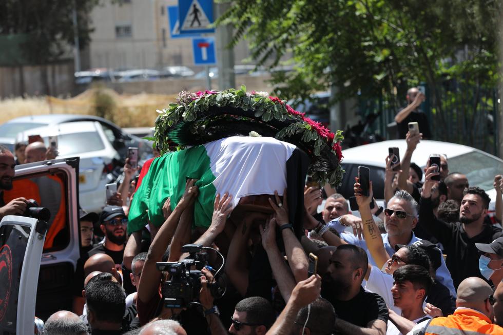 Honour guards carry the casket of Al Jazeera journalist Shireen Abu Akleh, who was killed during an Israeli raid, as Palestinians bid their farewell in Ramallah in the Israeli-occupied West Bank May 12, 2022. REUTERS/Mohamad Torokman TPX IMAGES OF THE DAY ISRAEL-PALESTINIANS/JOURNALIST-FAREWELL