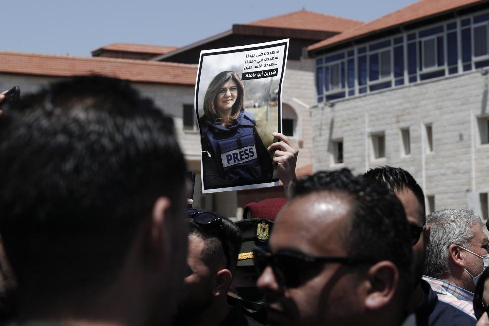 Honour guards carry the casket of Al Jazeera journalist Shireen Abu Akleh, who was killed during an Israeli raid, as Palestinians bid their farewell in Ramallah in the Israeli-occupied West Bank May 12, 2022. REUTERS/Mohamad Torokman TPX IMAGES OF THE DAY ISRAEL-PALESTINIANS/JOURNALIST-FAREWELL