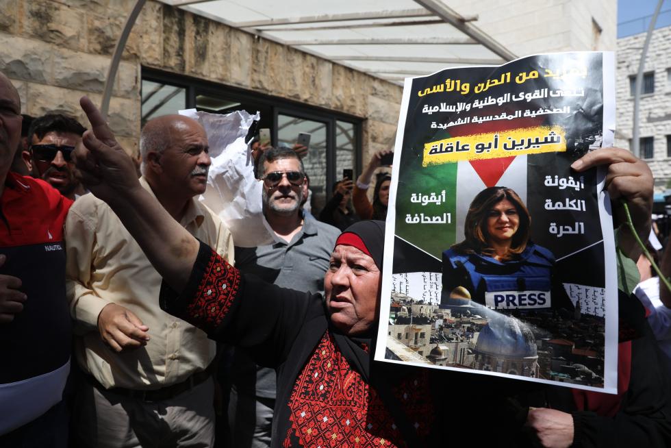 Honour guards carry the casket of Al Jazeera journalist Shireen Abu Akleh, who was killed during an Israeli raid, as Palestinians bid their farewell in Ramallah in the Israeli-occupied West Bank May 12, 2022. REUTERS/Mohamad Torokman TPX IMAGES OF THE DAY ISRAEL-PALESTINIANS/JOURNALIST-FAREWELL