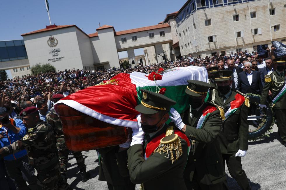 -FOTODELDIA- Ramalla (PALESTINA), 12/05/2022.- Uno de los asistentes al funeral de la periodista de Al-Jazeera Shireen Abu Akleh muestra su foto en frente de la sede del Gobierno palestino en Ramalla, Cisjordania este jueves. EFE/ Atef Safadi
-FOTODELDIA- PALESTINA SHIREEN ABU AKLEH