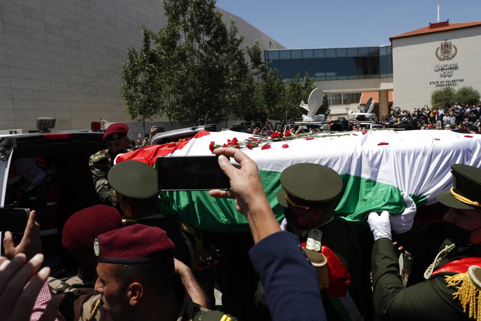 Ramallah (-), 12/05/2022.- Palestinian honor guard carry the coffin of Al-Jazeera correspondent Shireen Abu Akleh during an official funeral at the headquarters of the Palestinian Authority in the West Bank city of Ramallah, 12 May 2022. According to the Palestinian health ministry, Al Jazeera journalist Shireen Abu Akleh was shot and killed on 11 May 2022 by Israeli forces during an Israeli raid in the West Bank town of Jenin. EFE/EPA/ATEF SAFADI
MIDEAST PALESTINIANS SHIREEN ABU AKLEH