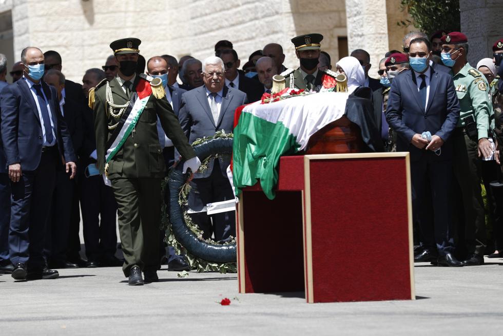 Ramallah (-), 12/05/2022.- Palestinian honor guard carry the coffin of Al-Jazeera correspondent Shireen Abu Akleh during an official funeral at the headquarters of the Palestinian Authority in the West Bank city of Ramallah, 12 May 2022. According to the Palestinian health ministry, Al Jazeera journalist Shireen Abu Akleh was shot and killed on 11 May 2022 by Israeli forces during an Israeli raid in the West Bank town of Jenin. EFE/EPA/ATEF SAFADI
MIDEAST PALESTINIANS SHIREEN ABU AKLEH