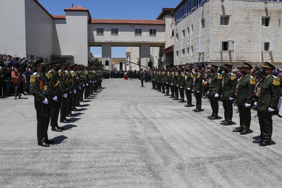 Ramallah (-), 12/05/2022.- Palestinian honor guard during the 0fficial funeral of Al-Jazeera correspondent Shireen Abu Akleh at the headquarters of the Palestinian Authority in the West Bank city of Ramallah, 12 May 2022. According to the Palestinian health ministry, Al Jazeera journalist Shireen Abu Akleh was shot and killed on 11 May 2022 by Israeli forces during an Israeli raid in the West Bank town of Jenin. EFE/EPA/ATEF SAFADI
MIDEAST PALESTINIANS SHIREEN ABU AKLEH