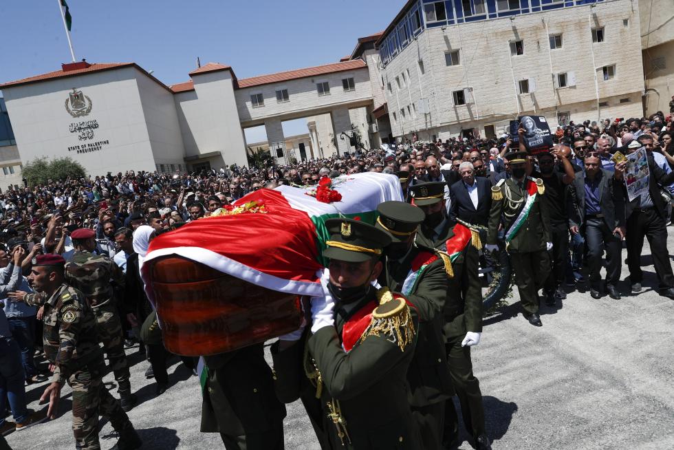 Ramallah (-), 12/05/2022.- Palestinian honor guard carry the coffin of Al-Jazeera correspondent Shireen Abu Akleh during an official funeral at the headquarters of the Palestinian Authority in the West Bank city of Ramallah, 12 May 2022. According to the Palestinian health ministry, Al Jazeera journalist Shireen Abu Akleh was shot and killed on 11 May 2022 by Israeli forces during an Israeli raid in the West Bank town of Jenin. EFE/EPA/ATEF SAFADI
MIDEAST PALESTINIANS SHIREEN ABU AKLEH