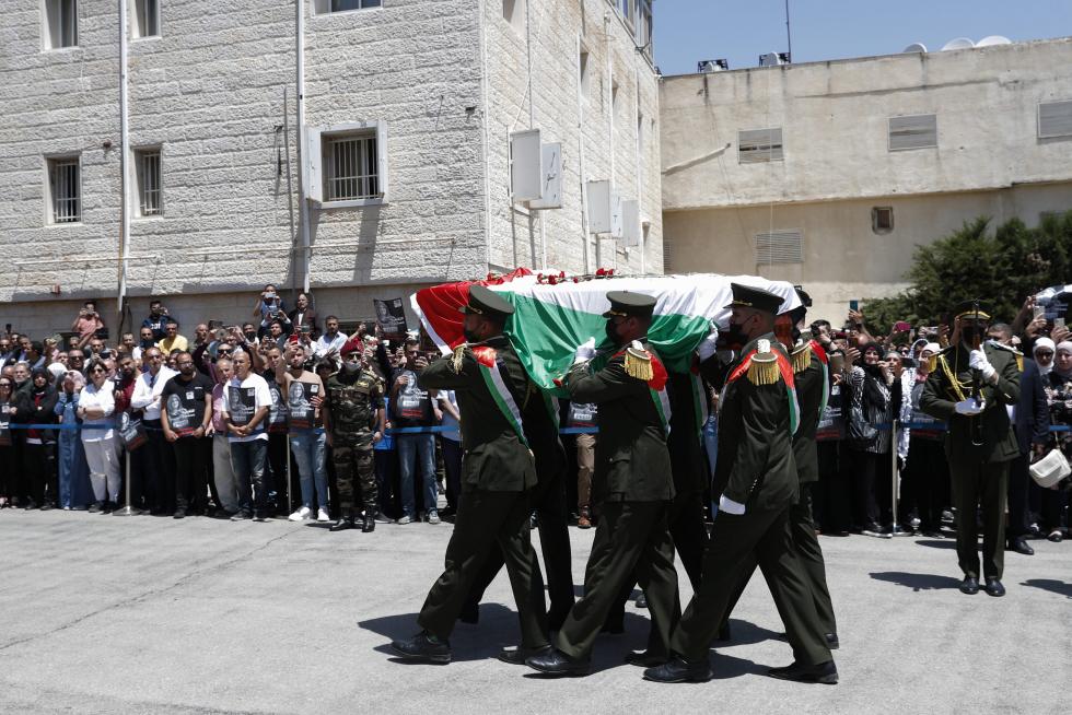 Ramallah (-), 12/05/2022.- Palestinian honor guard carry the coffin of Al-Jazeera correspondent Shireen Abu Akleh during an official funeral at the headquarters of the Palestinian Authority in the West Bank city of Ramallah, 12 May 2022. According to the Palestinian health ministry, Al Jazeera journalist Shireen Abu Akleh was shot and killed on 11 May 2022 by Israeli forces during an Israeli raid in the West Bank town of Jenin. EFE/EPA/ATEF SAFADI
MIDEAST PALESTINIANS SHIREEN ABU AKLEH