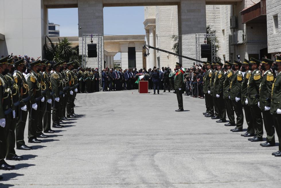 Ramallah (-), 12/05/2022.- Palestinian honor guard carry the coffin of Al-Jazeera correspondent Shireen Abu Akleh during an official funeral at the headquarters of the Palestinian Authority in the West Bank city of Ramallah, 12 May 2022. According to the Palestinian health ministry, Al Jazeera journalist Shireen Abu Akleh was shot and killed on 11 May 2022 by Israeli forces during an Israeli raid in the West Bank town of Jenin. EFE/EPA/ATEF SAFADI
MIDEAST PALESTINIANS SHIREEN ABU AKLEH