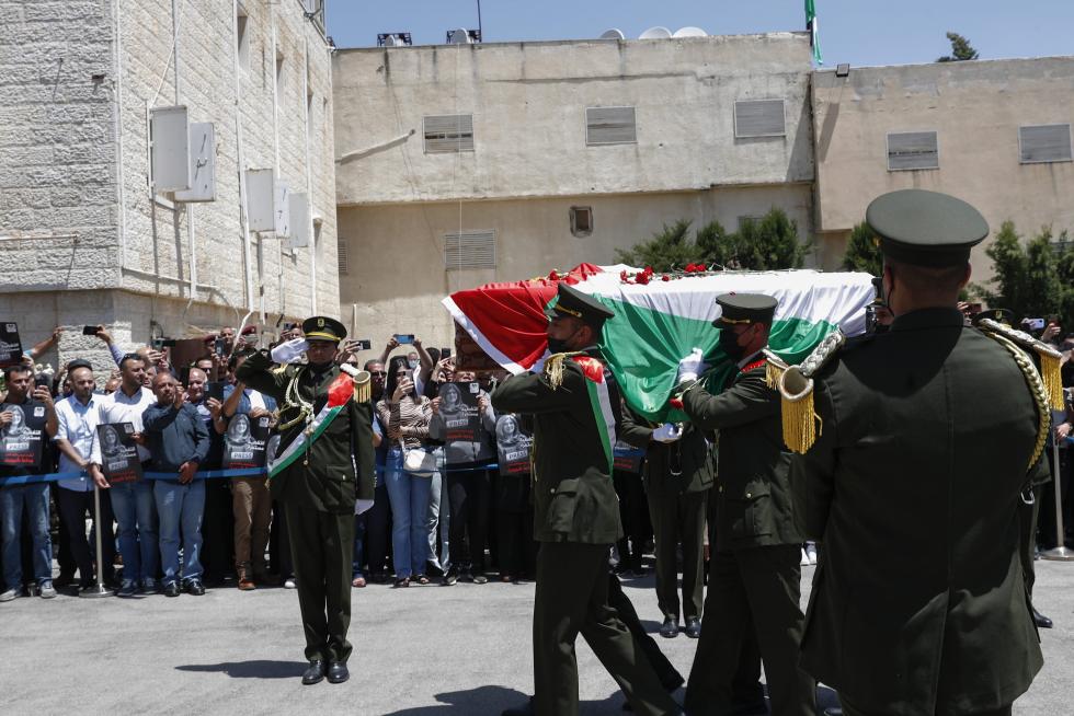 Ramallah (-), 12/05/2022.- Palestinian honor guard carry the coffin of Al-Jazeera correspondent Shireen Abu Akleh during an official funeral at the headquarters of the Palestinian Authority in the West Bank city of Ramallah, 12 May 2022. According to the Palestinian health ministry, Al Jazeera journalist Shireen Abu Akleh was shot and killed on 11 May 2022 by Israeli forces during an Israeli raid in the West Bank town of Jenin. EFE/EPA/ATEF SAFADI
MIDEAST PALESTINIANS SHIREEN ABU AKLEH