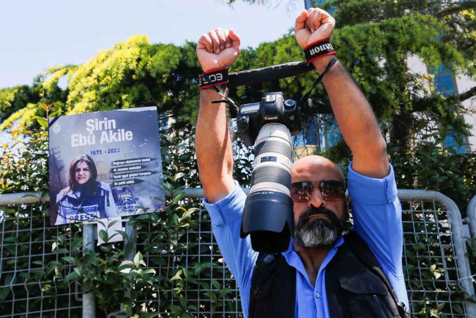 Pro-Palestinian demonstrators hold placards with the pictures of Al Jazeera reporter Shireen Abu Akleh, who was killed during an Israeli raid in Jenin, during a protest outside the Israeli consulate in Istanbul, Turkey May 12, 2022. REUTERS/Dilara Senkaya PALESTINIANS-ISRAEL/JOURNALIST