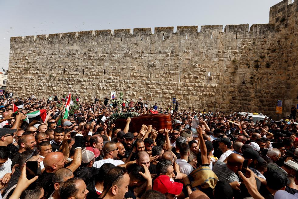 Family and friends carry the coffin of Al Jazeera reporter Shireen Abu Akleh, who was killed during an Israeli raid in Jenin in the occupied West Bank, during her funeral in Jerusalem, May 13, 2022. REUTERS/Ronen Zvulun ISRAEL-PALESTINIANS/JOURNALIST