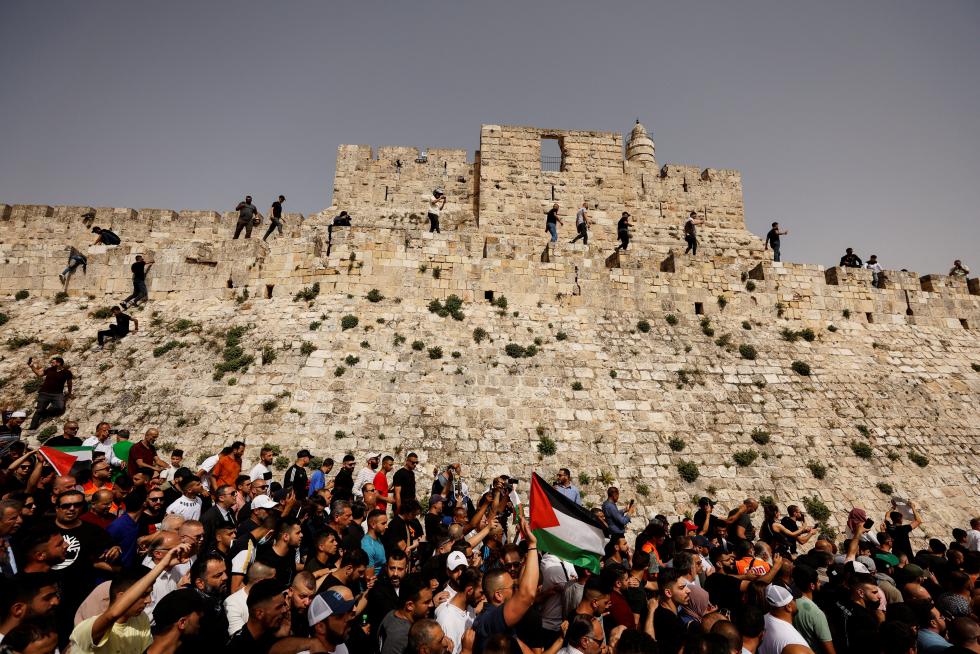 Family and friends carry the coffin of Al Jazeera reporter Shireen Abu Akleh, who was killed during an Israeli raid in Jenin in the occupied West Bank, as clashes erupted with Israeli security forces, during her funeral in Jerusalem, May 13, 2022. REUTERS/Ammar Awad ISRAEL-PALESTINIANS/JOURNALIST
