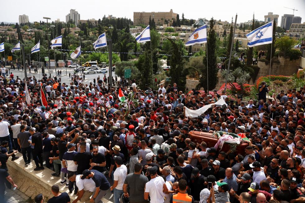 Family and friends carry the coffin of Al Jazeera reporter Shireen Abu Akleh, who was killed during an Israeli raid in Jenin in the occupied West Bank, during her funeral in Jerusalem, May 13, 2022. REUTERS/Ronen Zvulun ISRAEL-PALESTINIANS/JOURNALIST