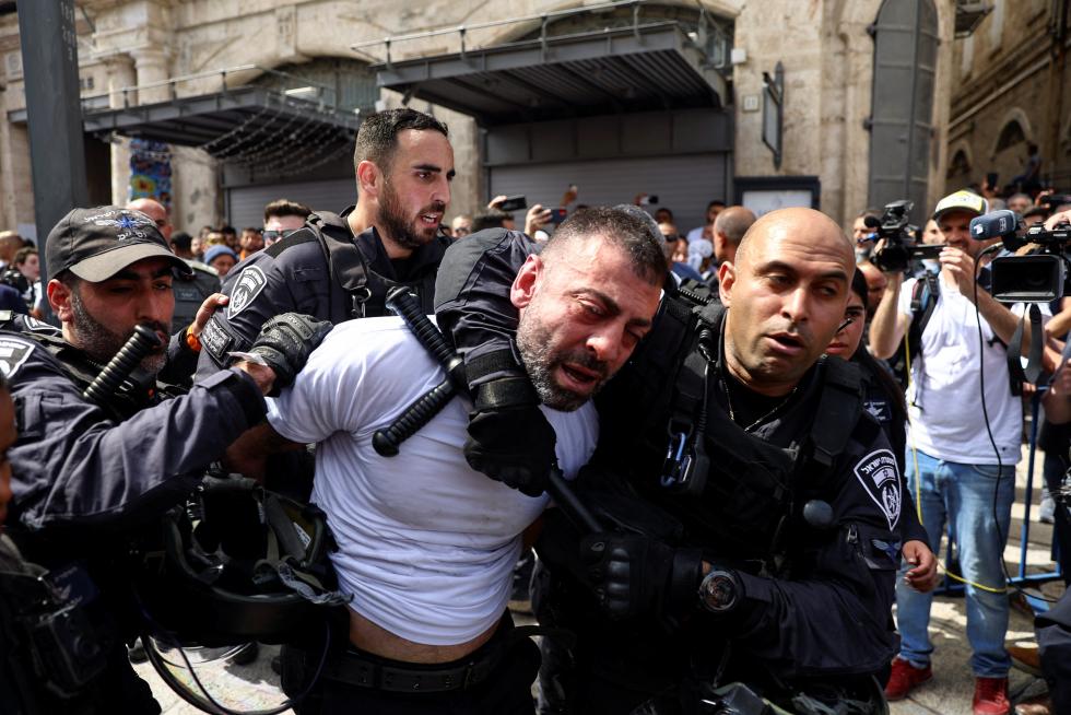 Family and friends carry the coffin of Al Jazeera reporter Shireen Abu Akleh, who was killed during an Israeli raid in Jenin in the occupied West Bank, during her funeral in Jerusalem, May 13, 2022. REUTERS/Ronen Zvulun ISRAEL-PALESTINIANS/JOURNALIST