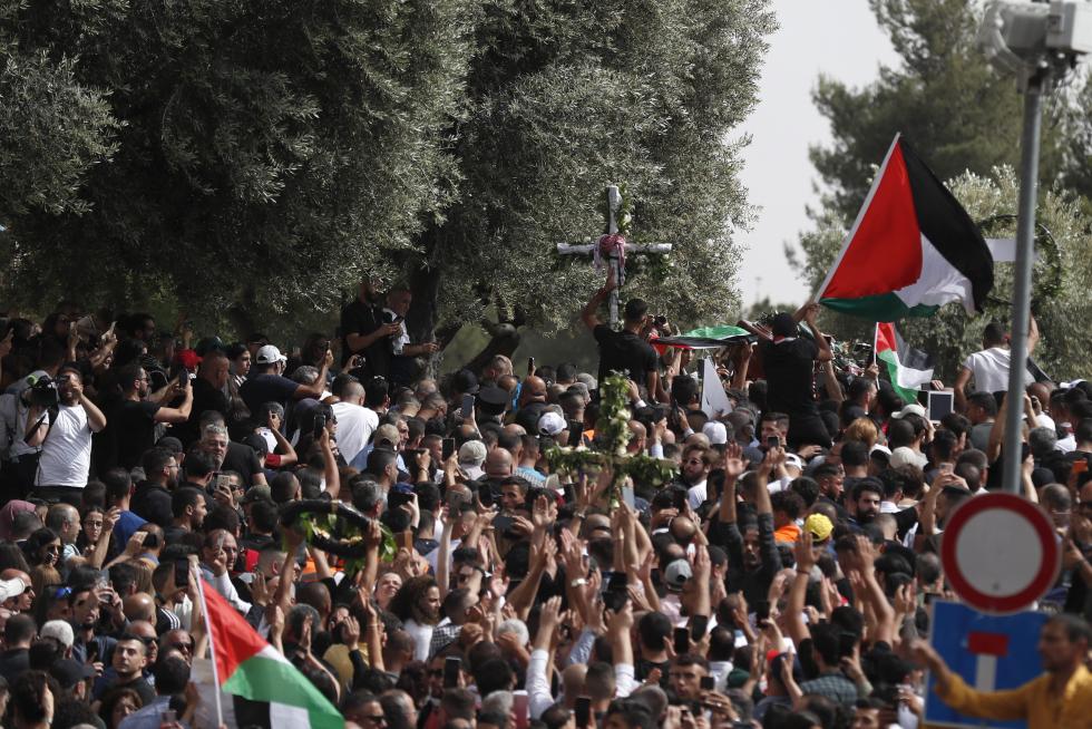 Family and friends carry the coffin of Al Jazeera reporter Shireen Abu Akleh, who was killed during an Israeli raid in Jenin in the occupied West Bank, during her funeral in a church in Jerusalem, May 13, 2022. REUTERS/Ammar Awad ISRAEL-PALESTINIANS/JOURNALIST