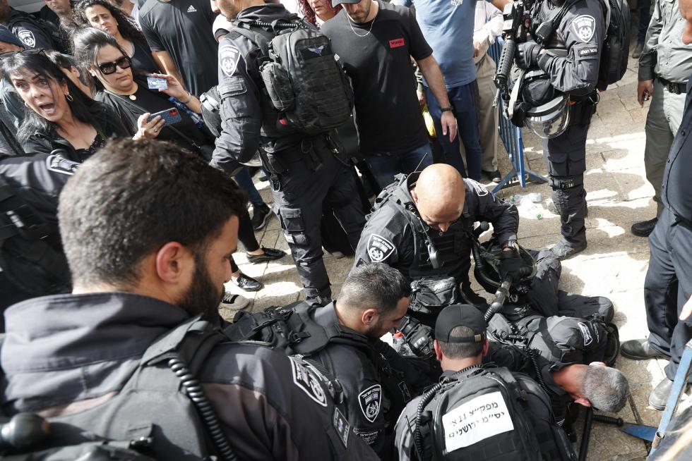 Family and friends carry the coffin of Al Jazeera reporter Shireen Abu Akleh, who was killed during an Israeli raid in Jenin in the occupied West Bank, during her funeral in a church in Jerusalem, May 13, 2022. REUTERS/Ammar Awad ISRAEL-PALESTINIANS/JOURNALIST