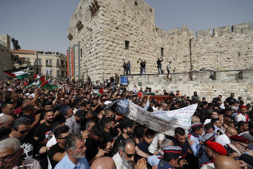 Family and friends carry the coffin of Al Jazeera reporter Shireen Abu Akleh, who was killed during an Israeli raid in Jenin in the occupied West Bank, during her funeral in a church in Jerusalem, May 13, 2022. REUTERS/Ammar Awad ISRAEL-PALESTINIANS/JOURNALIST
