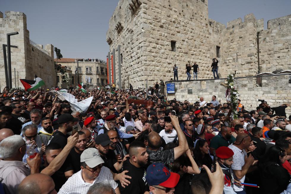 Family and friends carry the coffin of Al Jazeera reporter Shireen Abu Akleh, who was killed during an Israeli raid in Jenin in the occupied West Bank, during her funeral in a church in Jerusalem, May 13, 2022. REUTERS/Ammar Awad ISRAEL-PALESTINIANS/JOURNALIST