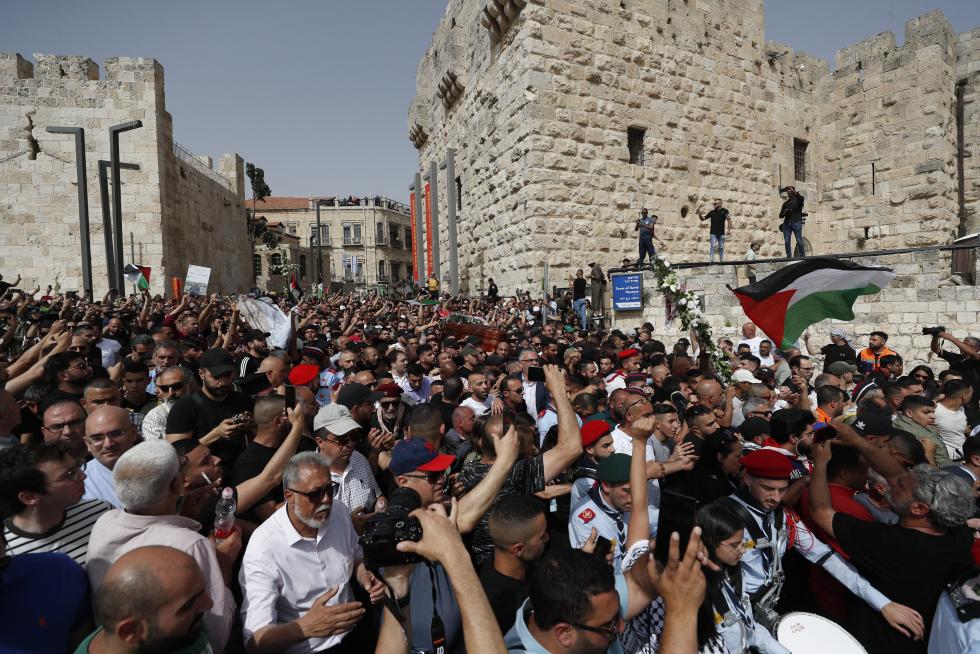 Family and friends carry the coffin of Al Jazeera reporter Shireen Abu Akleh, who was killed during an Israeli raid in Jenin in the occupied West Bank, during her funeral in a church in Jerusalem, May 13, 2022. REUTERS/Ammar Awad ISRAEL-PALESTINIANS/JOURNALIST