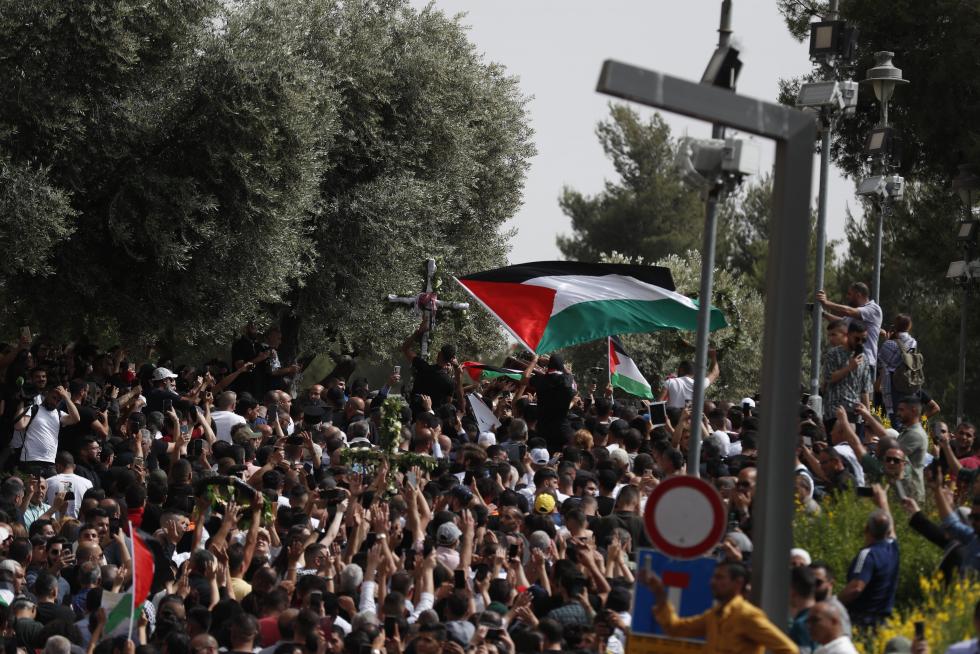 Family and friends carry the coffin of Al Jazeera reporter Shireen Abu Akleh, who was killed during an Israeli raid in Jenin in the occupied West Bank, during her funeral in a church in Jerusalem, May 13, 2022. REUTERS/Ammar Awad ISRAEL-PALESTINIANS/JOURNALIST