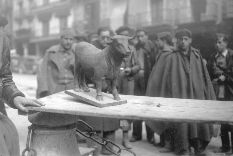 Recolocación del Torico por las tropas de Franco tras la toma de Teruel en la Guerra Civil Española