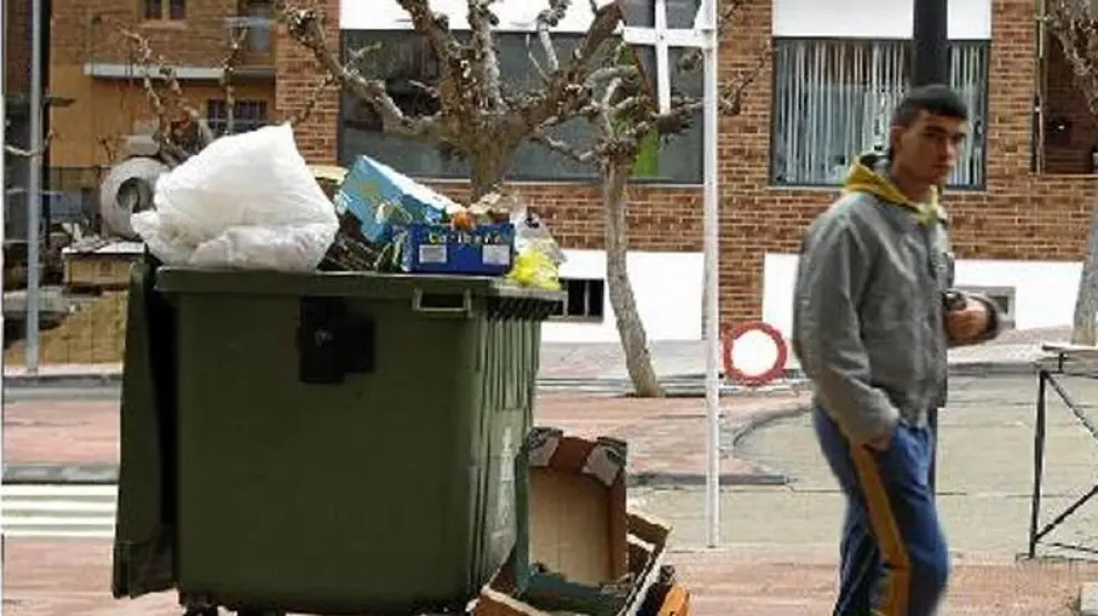 Los contenedores de Alcañiz rebosan de basura en muchas ocasiones.