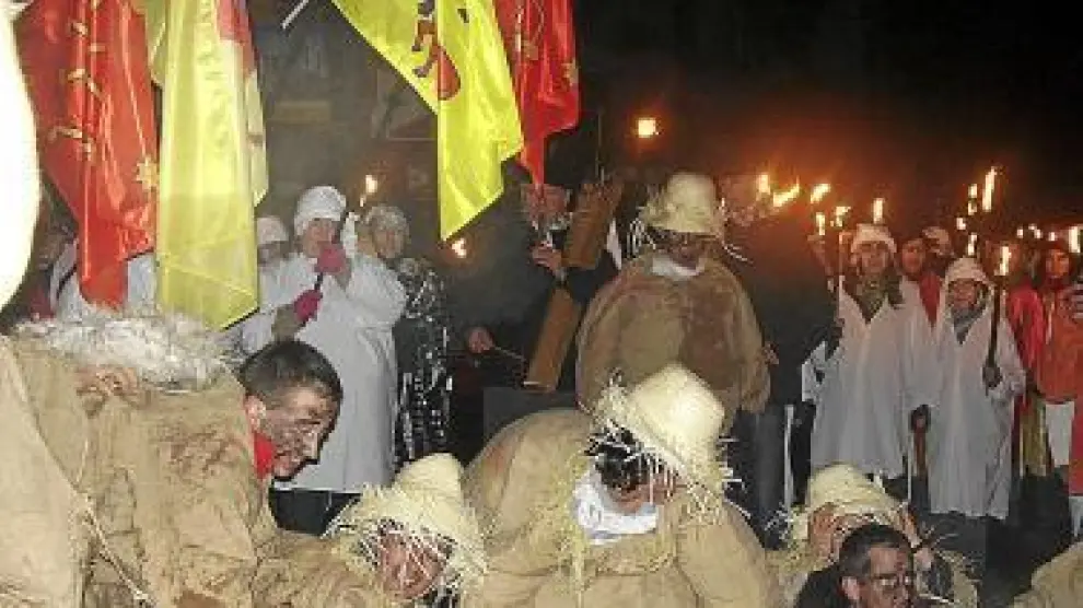 Los seguidores del rey del carnaval bearnés recorren el pueblo.