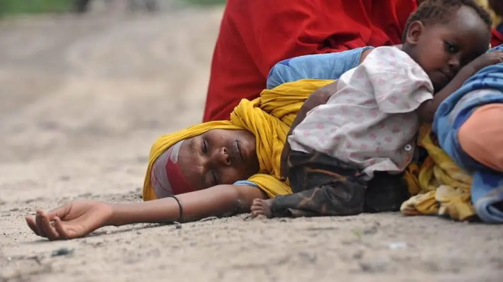Una madre y su hija a la espera de ayuda humanitaria en Somalia