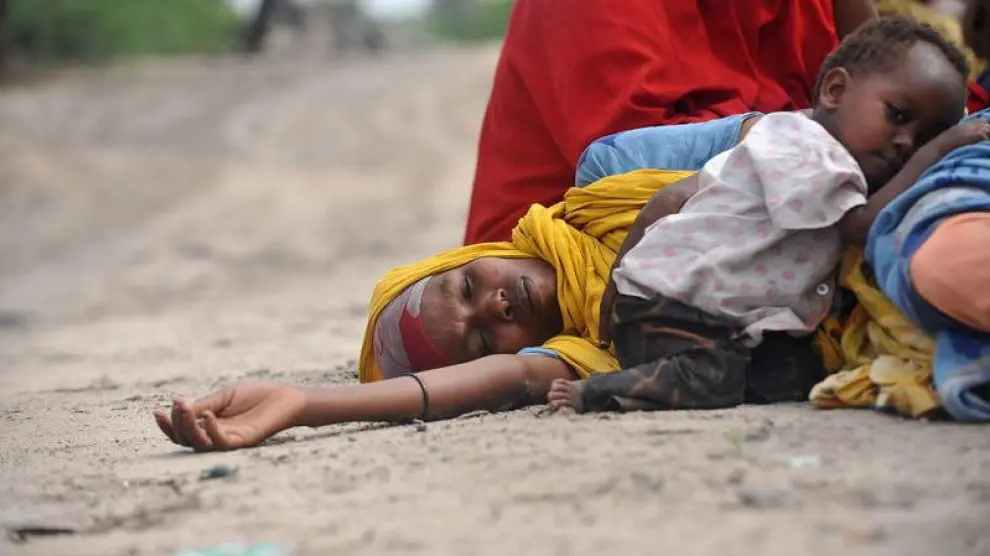 Una madre y su hija a la espera de ayuda humanitaria en Somalia