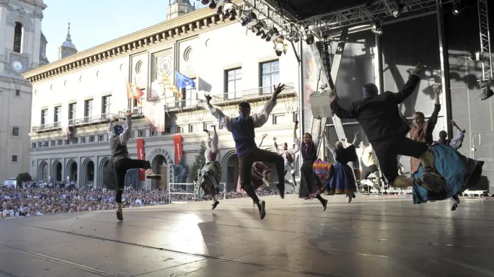 Joteros bailando en la Plaza del Pilar en 2009