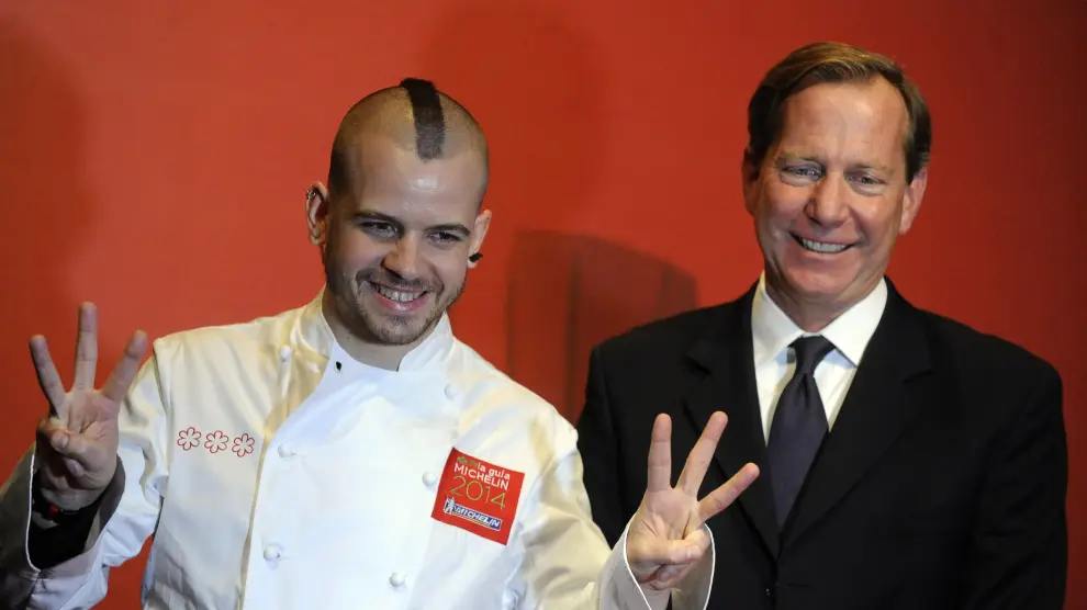 El chef David Muñoz, del restaurante DiverXO de Madrid, junto al director general de la Guia Michelin