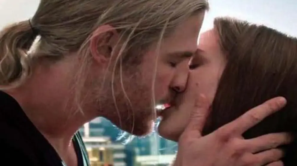 Beso final de la película Thor: El mundo oscuro