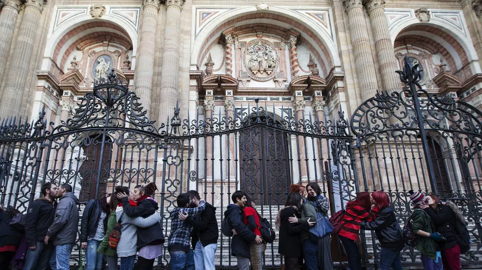 Besada ante el Palacio Episcopal y la Catedral de Málaga
